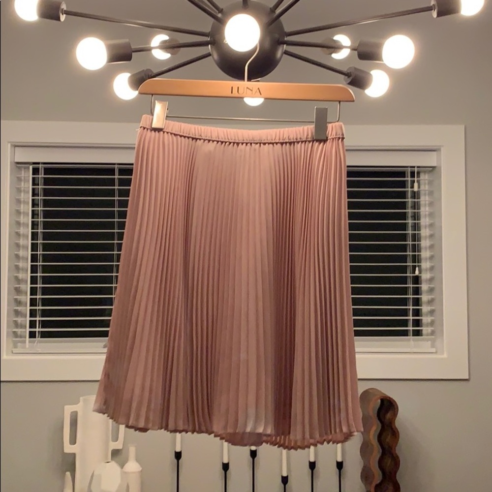 Pleated pink skirt